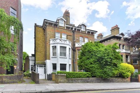 A stunning three bedroom duplex apartment situated on the upper two floors of a period residence in the heart of Hampstead village. - Photo 4