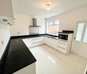 3 bedroom flat to rent - Photo 4