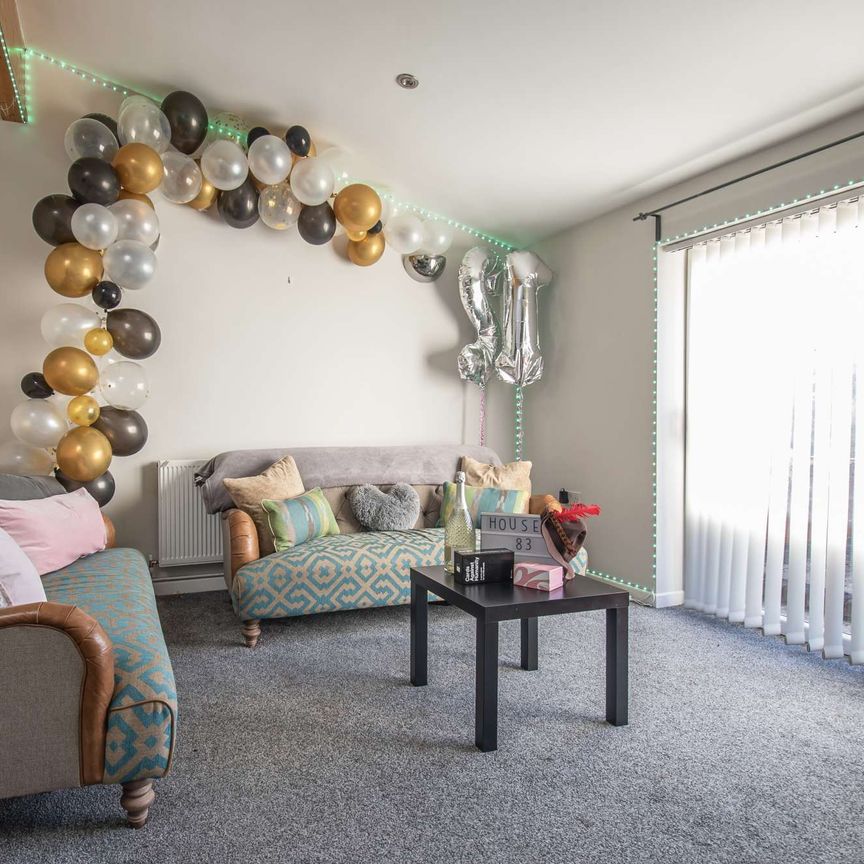 Modern kitchen and large living area - Photo 1