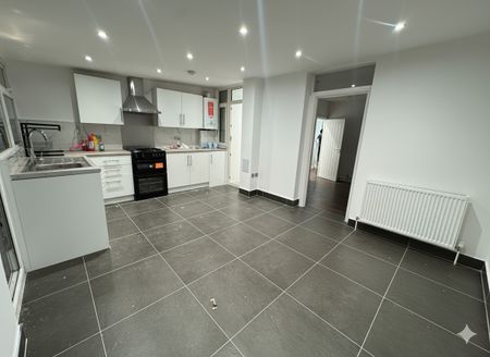 3 Bed Terraced House, Movers Lane, IG11 - Photo 5