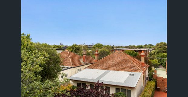 Spacious, Renovated & Rare – 2 Bathrooms in Prime Elwood - Photo 1