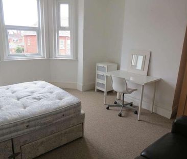 Bedroom House In Charminster, BH8 - Photo 5