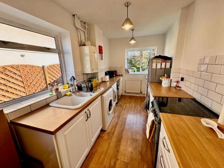 4 bedroom semi-detached house to rent - Photo 4