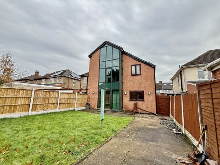 Spacious 4/5 bed semi-detached home on Repton Avenue, Derby. Set over 3 floors with large lounge, modern kitchen, mezzanine bedroom, loft room, 2 bathrooms, garden, workshop & driveway. Ideal for families seeking flexible living in a prime location. Contact Property Options to view! - Photo 4