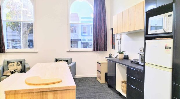 Fully Furnished studio apartment in the Empire Building - Photo 1