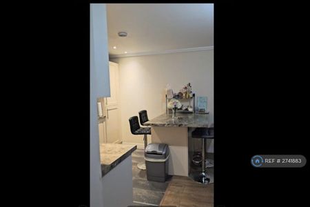 1 bedroom in a flat share to rent - Photo 4