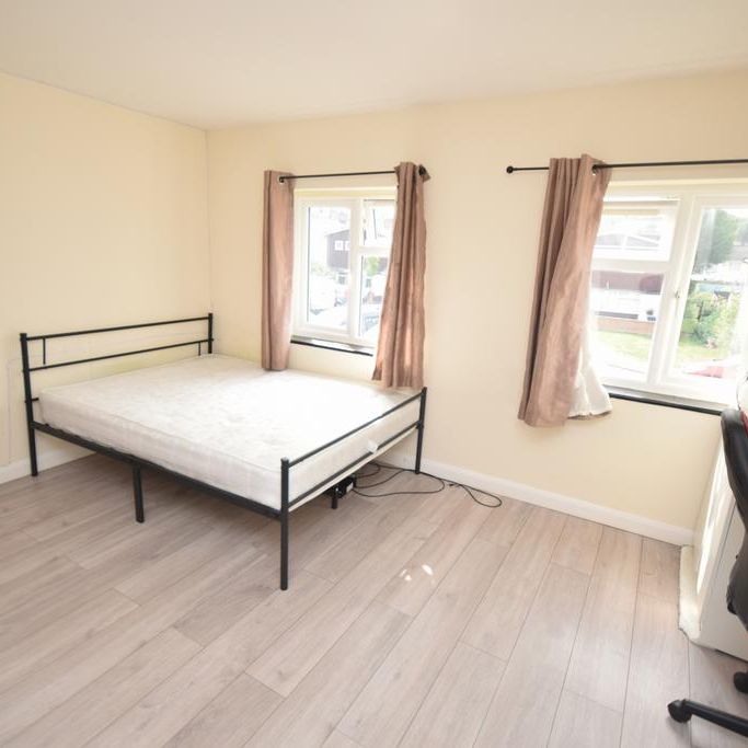 4 bedroom end of terrace house to rent - Photo 1