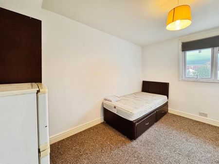 1 bedroom in a house share to rent - Photo 2