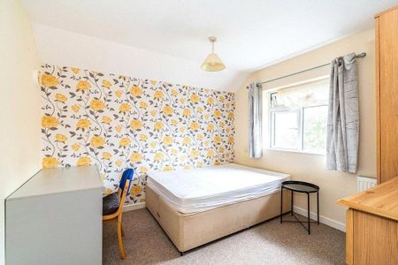 4 bedroom end of terrace house to rent - Photo 4