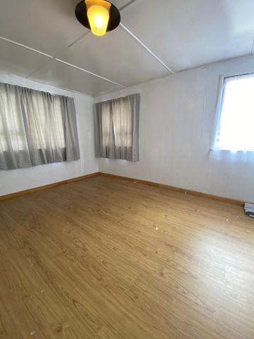 DRURY, 5 BEDROOMS - Photo 2