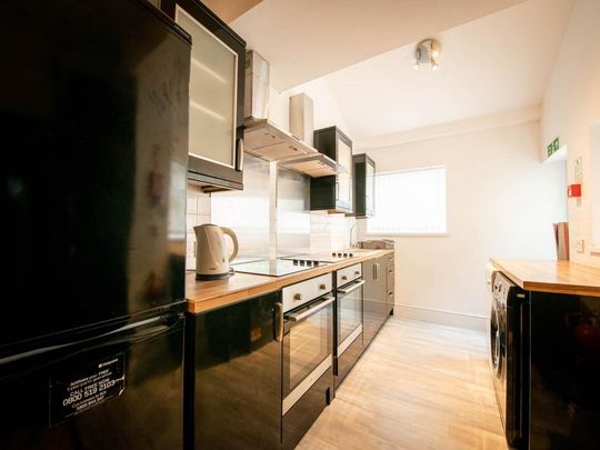 6 bedroom house to rent - Photo 1