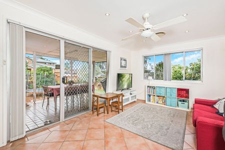 Beautifully Renovated Family Home with spacious garden - Photo 2