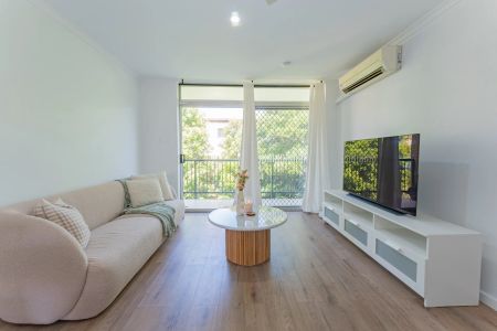 FRESH AND SPACIOUS CLAYFIELD APARTMENT IN PRIME LOCATION - Photo 2