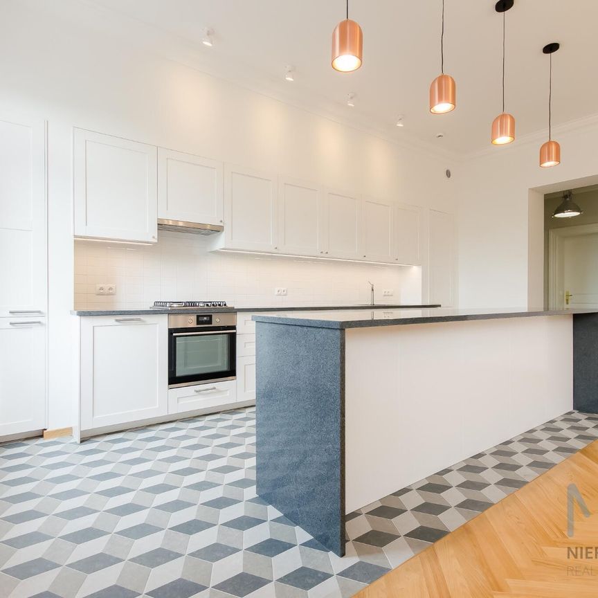 Przestronny i piękny apartament położony przy samych plantach - Photo 1