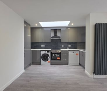 2 Bed Flat, Great West Road, TW8 - Photo 4