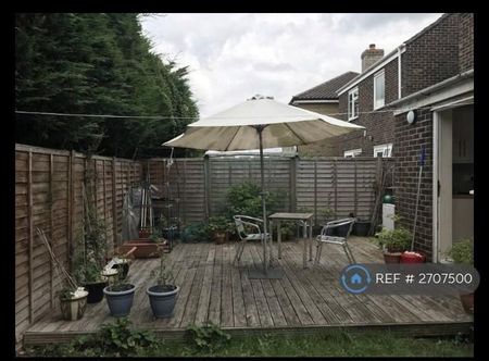 1 bedroom in a house share to rent - Photo 2