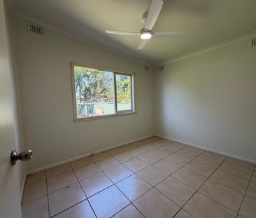 Refreshed three-bedroom home in prime location - Photo 2