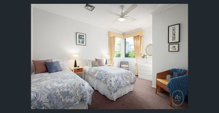 Charming Three-Bedroom Townhouse in Leafy Camberwell - Photo 4