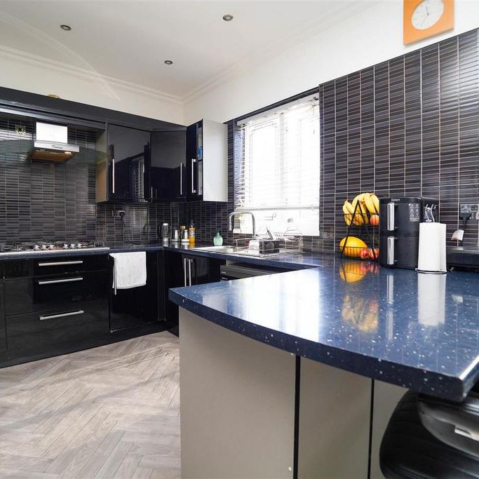 4 bedroom flat to rent - Photo 1