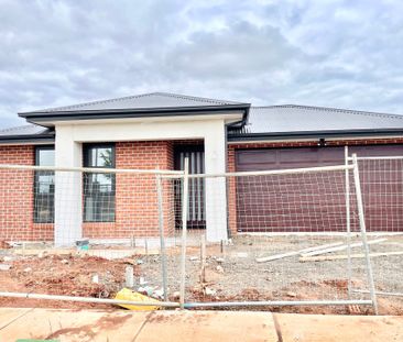 Modern Family Living in Thornhill Park Estate! - Photo 1