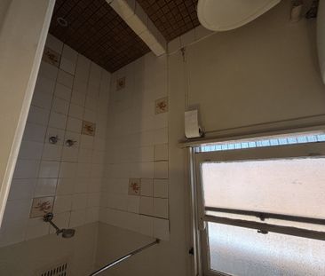 Tidy bedsitter, in an ideal location - Photo 2