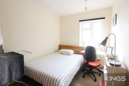 4 bedroom semi-detached house to rent - Photo 5