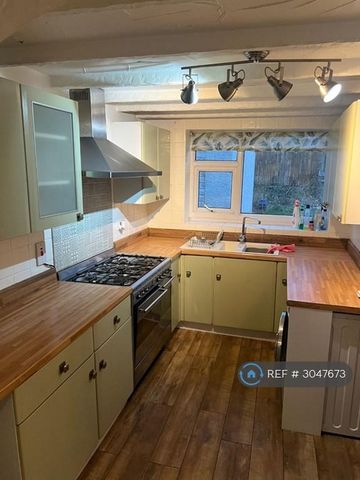 3 bedroom semi-detached house to rent - Photo 5