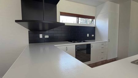 Sunny 3BR Townhouse in Edgeware - Photo 5