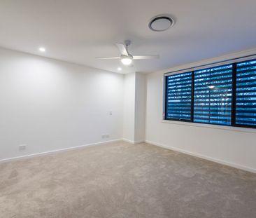 A Luxurious Modernist Haven Amidst Nature - Photo 3