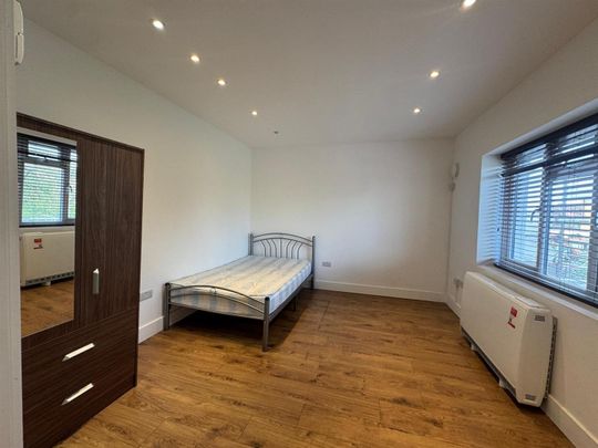 Bath Road, Harmondsworth, West Drayton UB7, London - Photo 1