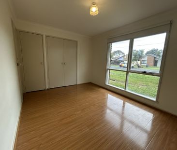 33 Daphne Crescent, Werribee VIC, Belconnen - Photo 2