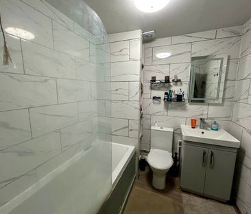 Room in a Shared House, North Road, SW19 - Photo 2