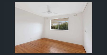 Spacious Family Home in Prime Location with Large Backyard - Photo 3