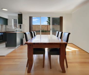 Spacious Ground Floor Apartment in Convenient Hurstville Location - Photo 2