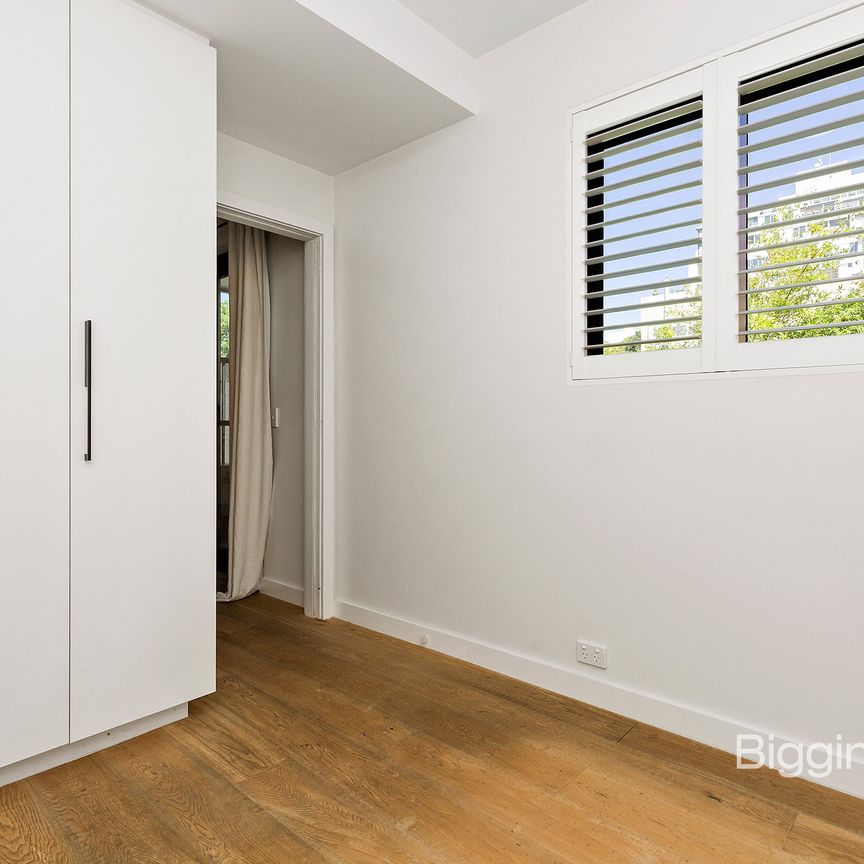 BEAUTIFULLY RENOVATED APARTMENT - Photo 1