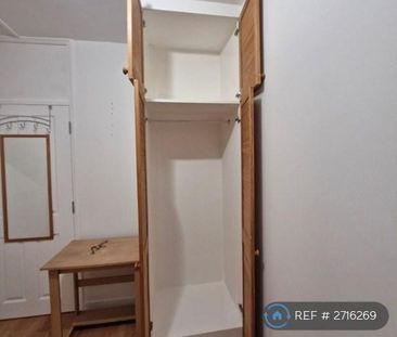 1 bedroom in a flat share to rent - Photo 2