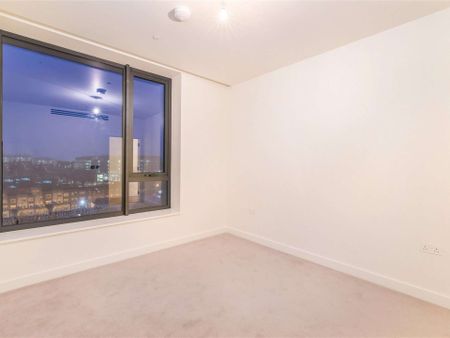 A fantastic 2 bedroom apartment in the iconic Television Centre development - Photo 4