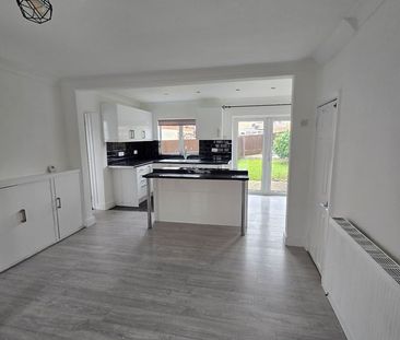 3 Bed Semi-Detached House, Merryoak Green, SO19 - Photo 6