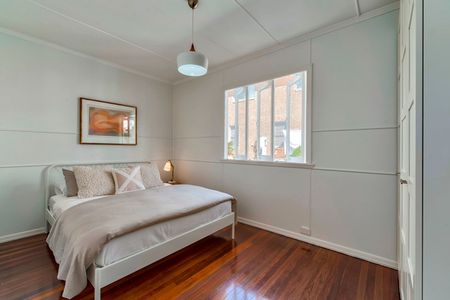 Bright & Low-Maintenance Unit Living in a Convenient Location - Photo 4