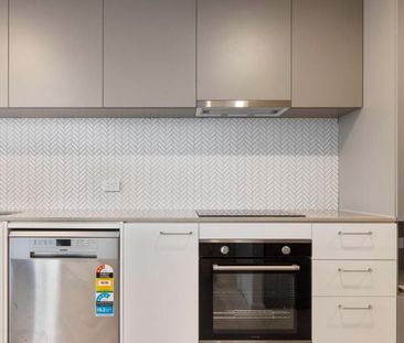 Modern Living in Greenway – Spacious Two-Bedroom Apartment - Photo 4