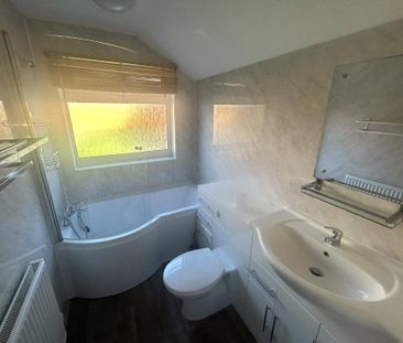 3 bedroom end of terrace house to rent - Photo 3