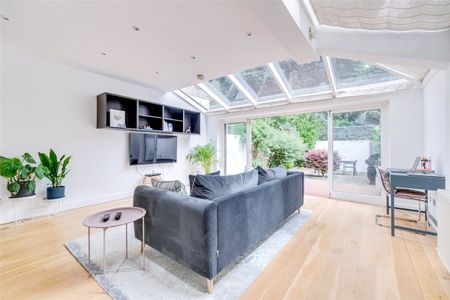 An exceptional two double bedroom garden flat in a period conversion on the popular Alphabet Streets close to Bishops Park. EPC rating D - Photo 2