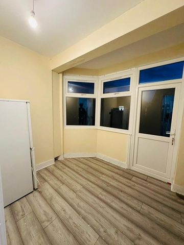 3 bedroom flat to rent - Photo 4