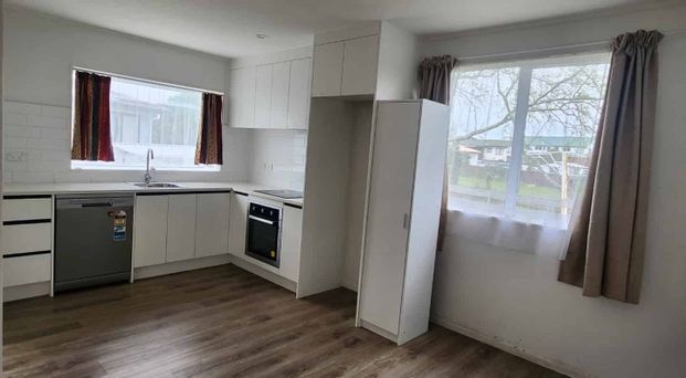 Weymouth - 3 Bedroom Home With Spacious Section - Photo 1