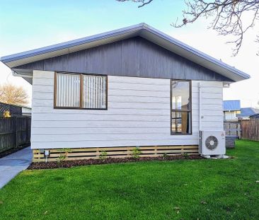 Comfy 3 Bedroom Home with Garden - Photo 3