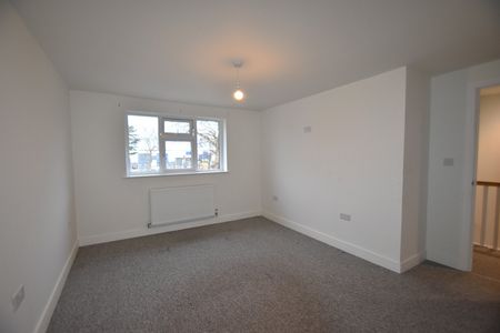 4 bedroom semi-detached house to rent - Photo 4