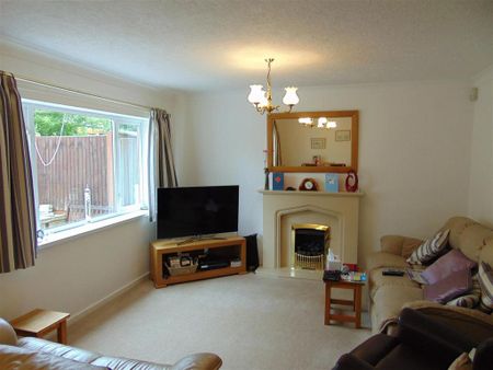 4 bedroom detached house to rent - Photo 2