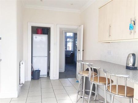 3 bedroom flat to rent - Photo 4