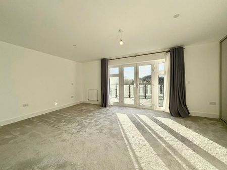 Waterfront Crescent, Mytchett, Camberley, Surrey, GU16 - Photo 3