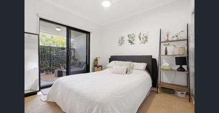 Fully Furnished 1 Bedroom Apartment Walking Distance to Train! - Photo 3